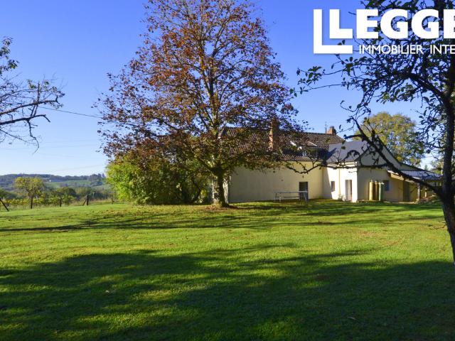 Jolie maison, 3 chambres, sommet d'une colline avec une prairie et des bois et une vue fantastique
