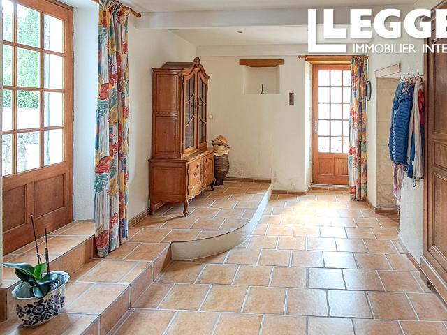 Jolie maison charentaise avec quatre chambres et un jardin bien entretenu