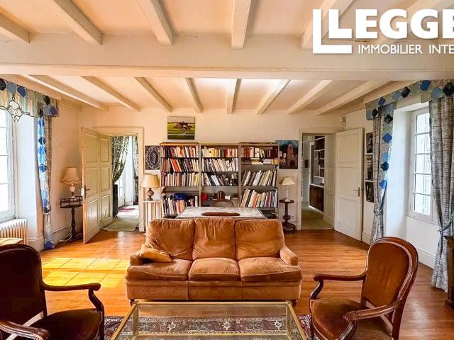 Jolie maison charentaise de 5 chambres à Doeuil sur le Mignon, avec granges, jardins et gîte en location