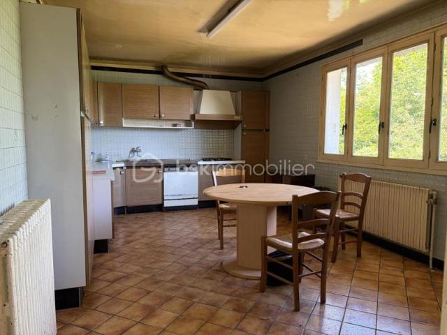 ! OUVERT AUX PROPOSITIONS ! Jolie maison à très fort potentiel constituée de ses 5 chambres, son studio indépendant et de son triple garage !