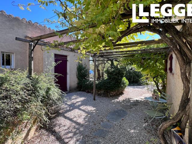 Jolie maison à Cotignac, en Provence, 2 chambres, un grand jardin avec d'oliviers, un garage et petite piscine