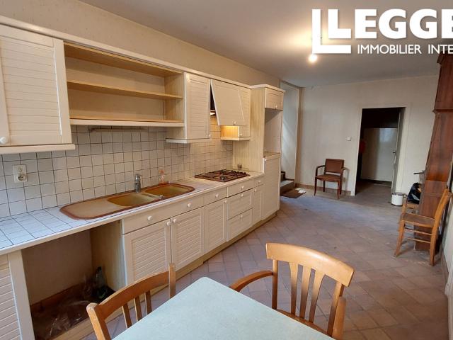 Jolie maison à rénover avec grange et terrain, idéalement placée dans le bourg de Villebois Lavalette
