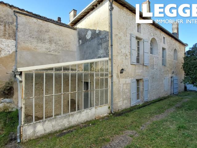Jolie maison à rénover avec dépendance et terrain, idéalement placée dans le bourg de Villebois Lavalette