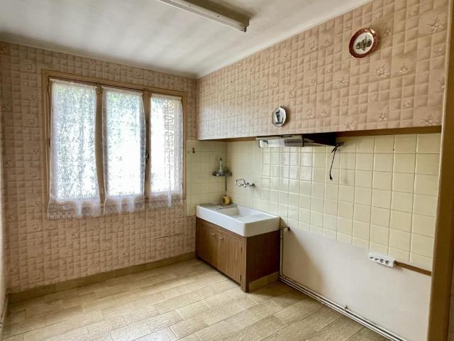 Jolie maison à rénover près de l'école Otzar Hatorah