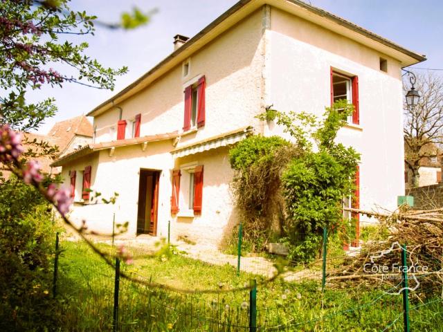 Jolie maison avec cabanon, jardin, garage et toiture neuve