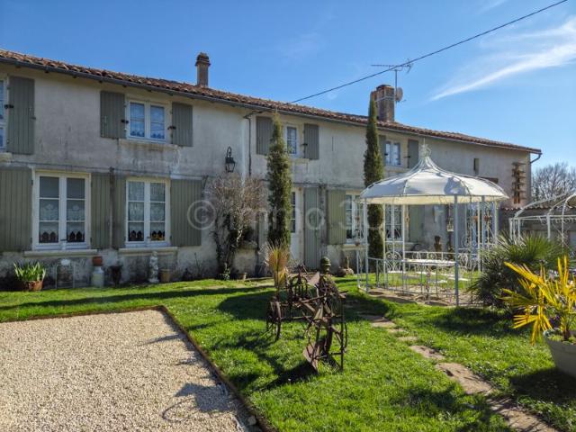 Jolie maison avec dépendances 164m² Chef Boutonne