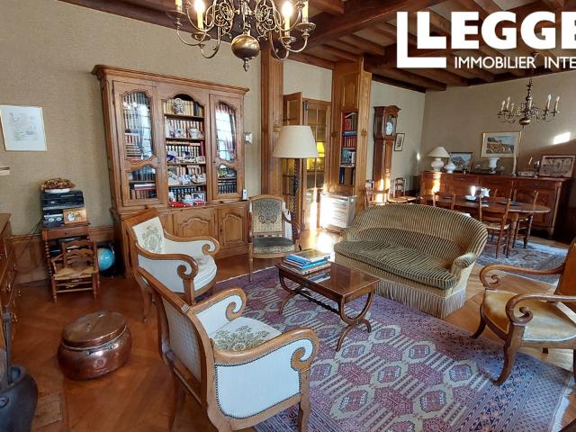 Jolie maison avec dépendances et jardin, idéalement placée dans le bourg de Villebois Lavalette