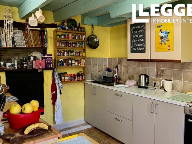 Jolie maison avec maison d'amis indépendante dans un village avec restaurant, commodités et fibre internet