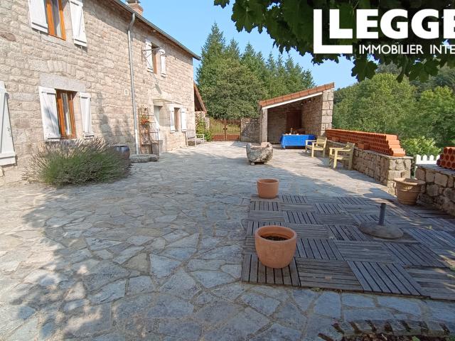 Jolie maison de campagne rénovée, belle grange, jardin 1451 m2, hameau calme proche de Crocq et Aubusson