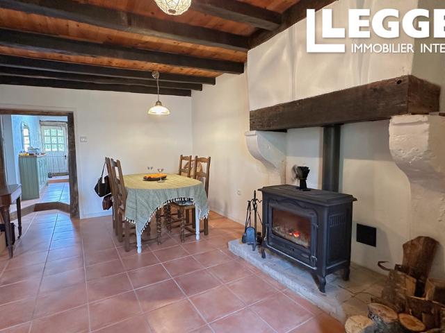 Jolie maison de caractère avec 3 ch. et grand jardin. Dans un village très recherché, proche d'Aubeterre