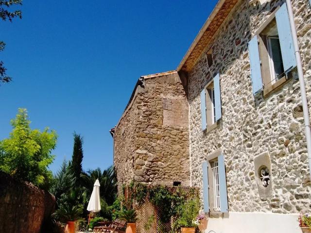 Jolie Maison de Maître avec piscine dans village du Minervois
