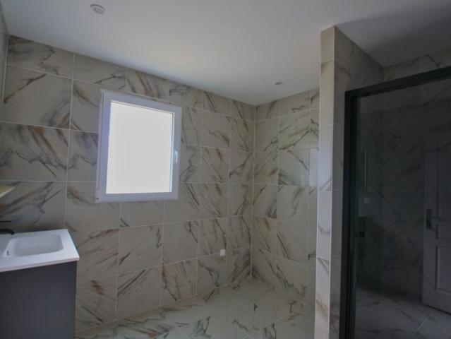 Jolie maison de plain pied, 3 chambres, sur un terrain de 720 m²