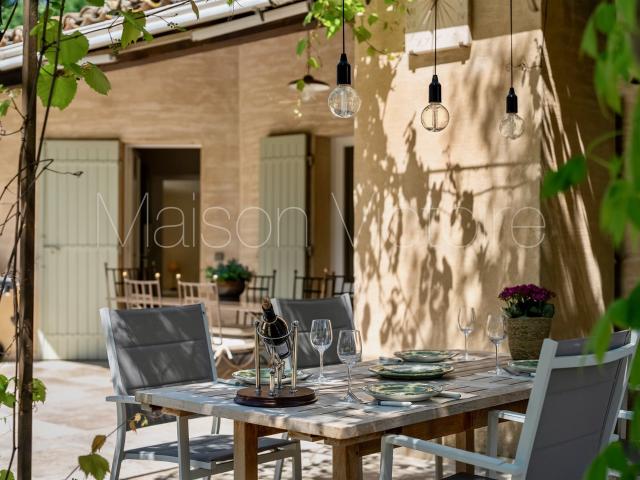 Jolie maison de plain pied avec piscine chauffée et jardin. 127m² Ménerbes