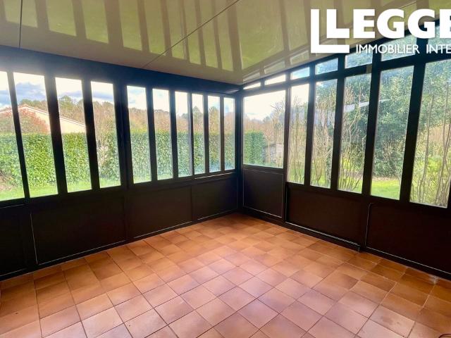 Jolie maison de plein pied avec 3 chambres, salon, cuisine, jardin d'hiver, garage, sur 1650m2 de terrain