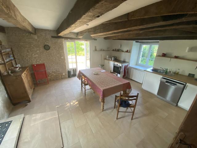 Jolie maison de village. Trois chambres, deux salons, jardin. 158m² Montmoreau