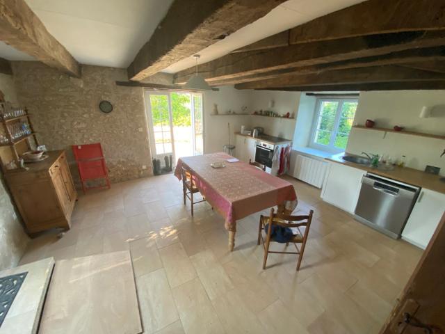 Jolie maison de village. Trois chambres, deux salons, jardin. 158m² Montmoreau