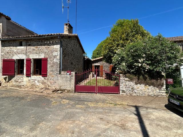 JOLIE MAISON DE VILLAGE AVEC EXTERIEURS, 2 ou 3 CHAMBRES, BEAUCOUP DE CHARME !
