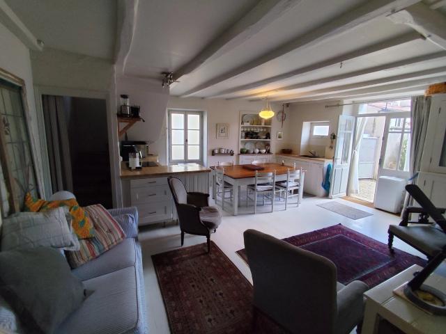 Jolie maison de village de quatre chambres avec grand jardin. 102m² Tusson