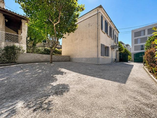 Jolie maison de ville à rénover de 107m2 avec 30m2 d'extérie. 102m² Aubagne