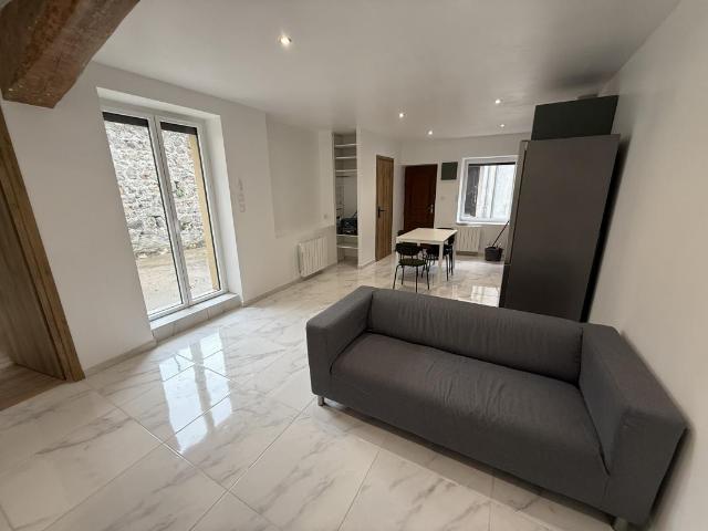 Jolie maison de ville rénovée d'environ 51m2 avec COUR privative