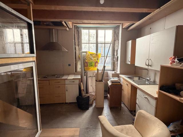 Jolie maison en pierre avec cour attenante