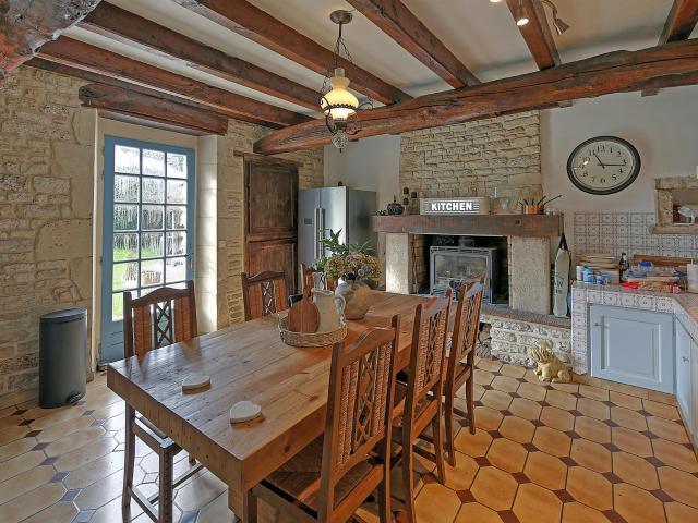 Jolie maison en pierre avec granges et piscine, village avec. 252m² Melleran
