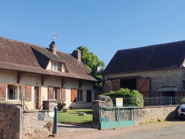 Jolie maison en pierre avec sa grange et son terrain