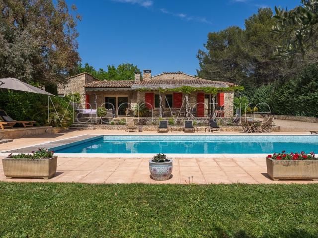Jolie maison en pierre avec piscine, jardin et vues. 270m² Saint Saturnin lès Apt