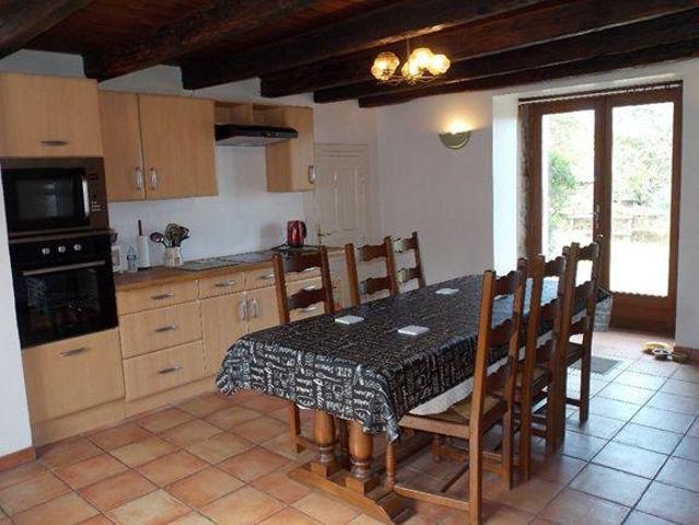 Jolie maison en pierre de 3 chambres avec grange attenante et jardin dans un hameau rural