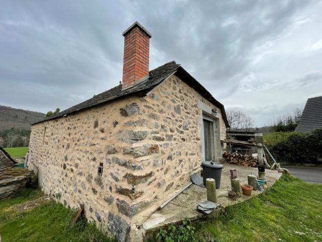 JOLIE MAISON EN PIERRE SUR LA COMMUNE DE SAINT ETIENNE DE CHOMEIL
