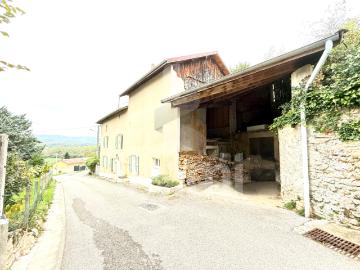 Jolie maison en pierres avec dépendances à Saint Bonnet de Chavagne