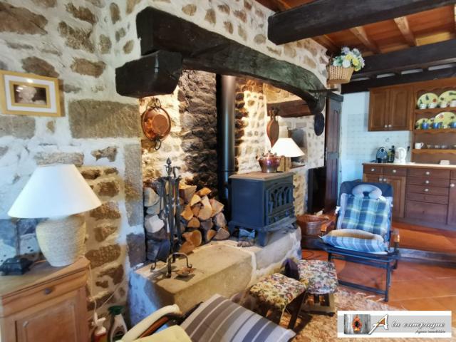 Jolie maison en pierres avec dépendances et terrain