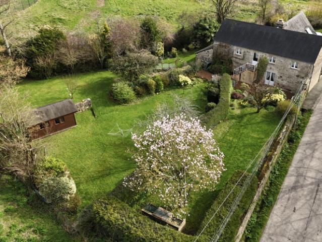 JOLIE MAISON EN PIERRES AVEC GRAND JARDIN ET AUTONOMIE DE PL