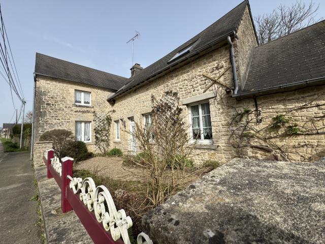 JOLIE MAISON EN PIERRES AVEC GRAND JARDIN ET AUTONOMIE DE PLAIN PIED A DEUX PAS DU CENTRE VILLE