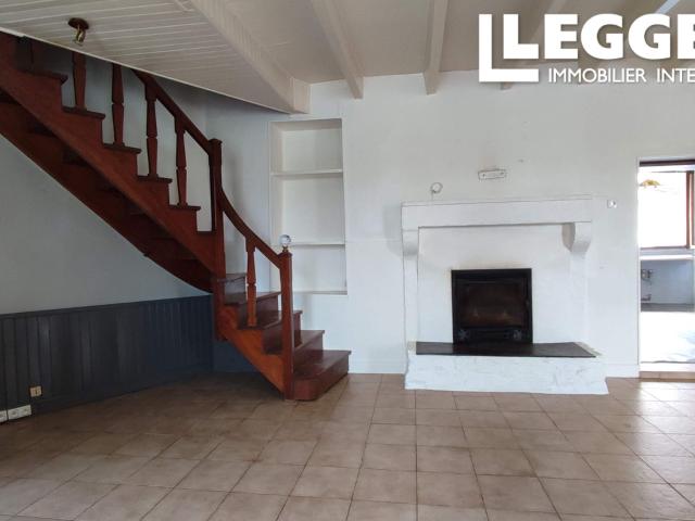 Jolie maison en pierres avec trois chambres, grand parking privé, jardin