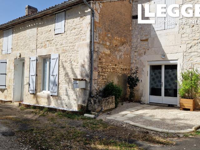 Jolie maison en pierres rénovée, avec 3 chambres, grange et jardin, dans le bourg de CHARRAS