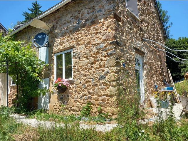 Jolie maison en pierrre à vendre à en pleine nature