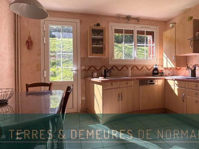 Jolie maison en toit de chaume avec 4 chambres, située proche du