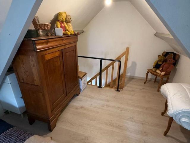Jolie maison meublée de type semi plain pied rénovée sur Fort Mardyck et proche des commerces.