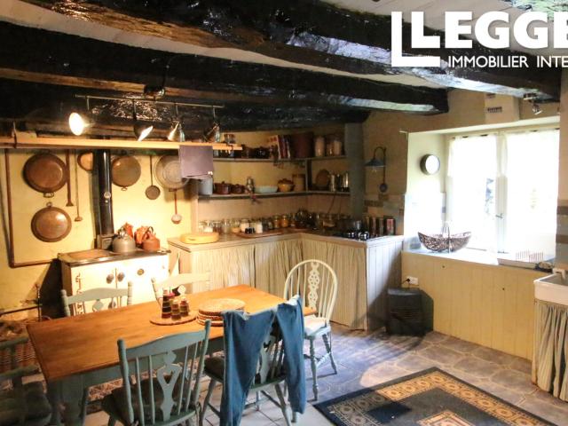 Jolie maison mitoyenne en pierre dans un village prospère, à moins de 10 minutes du lac de Guerlédan