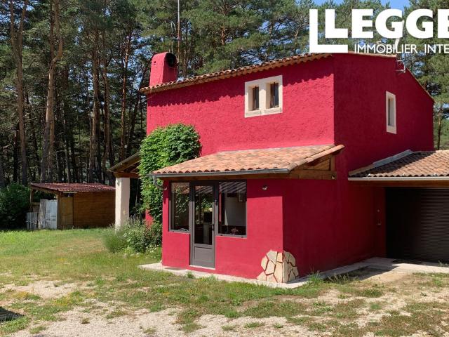 Jolie maison provençale située dans un cadre verdoyant