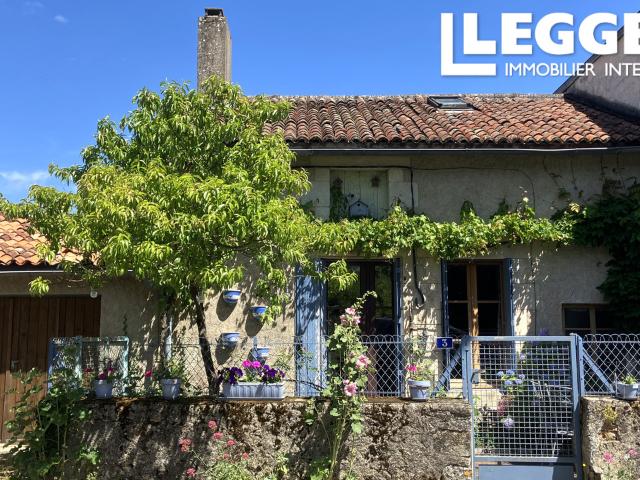 Jolie maison rénovée de 2 chambres avec un magnifique jardin, un garage, située à quelques pas du centre ville