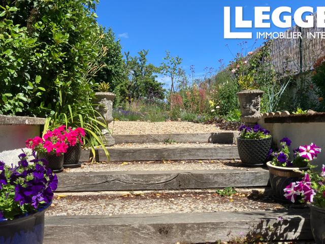 Jolie maison rénovée de 2 chambres avec un magnifique jardin, un garage, située à quelques pas du centre ville