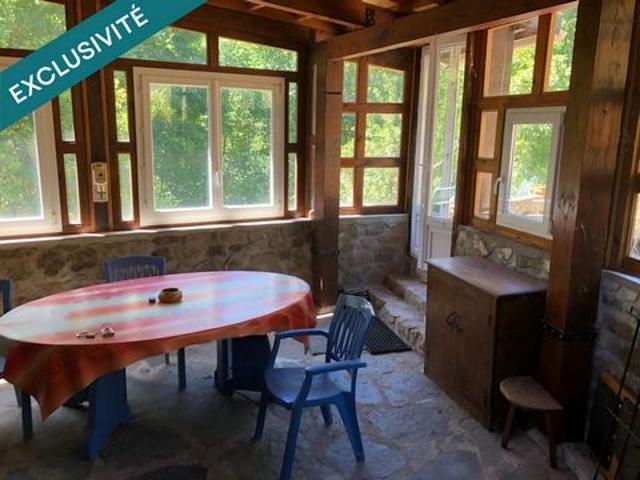 Jolie petite maison en pierre dans un environnement calme