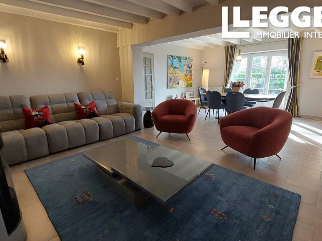 Jolie propriété de village avec 4 chambres et 1 bureau, piscine, garages, et 2 hectares, à 25 min d'Angoulême