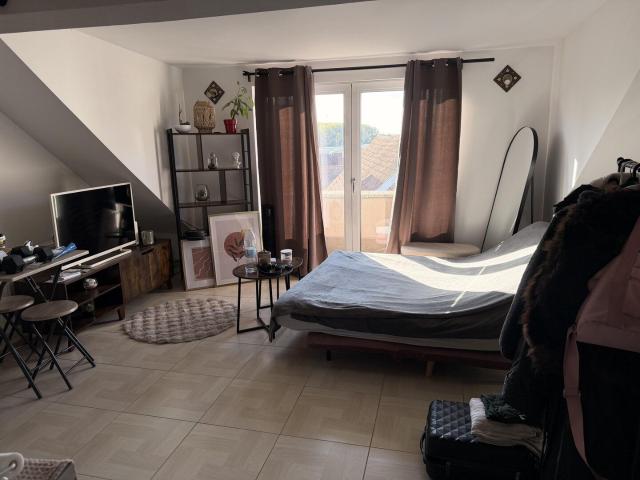 Jolie studio très bien situé dans immeuble récent