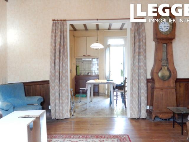 Jolies propriétés de village à rafraîchir, soit 2 X 2 chambres, soit un 4 chambres, joli jardin sans vis à vis