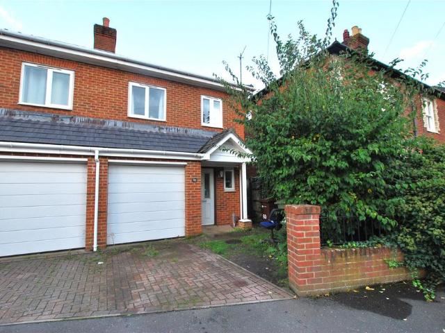 Josephs Road, Guildford, Surrey, GU1 3 bed semi detached house to rent £2,400 pcm £554 pw