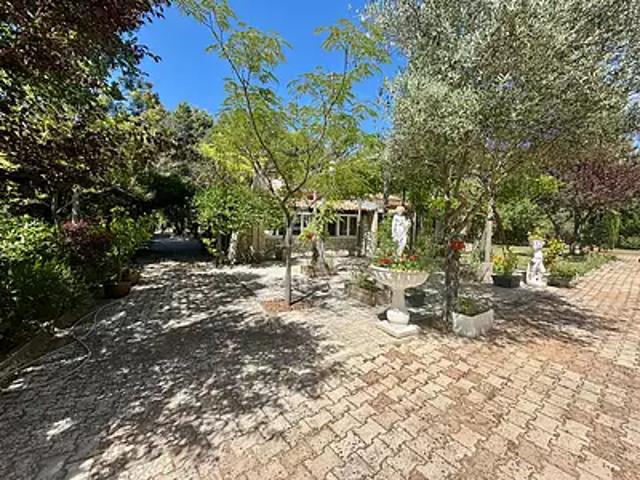 Jouques 13490 Achat / Vente maison 8 pièces t8 au dernier étage piscine