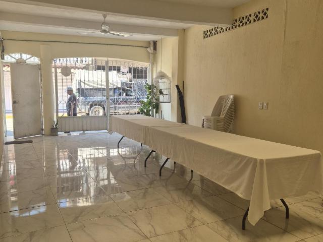 Joya Comercial en Zihuatanejo Centro